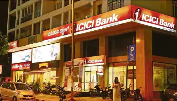 SBI से आगे निकल गया ICICI बैंक,आठवें नंबर पर अडानी ग्रीन