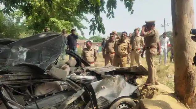 रामपुर में हादसाःइनोवा पेड़ से टकरायी,छह बारातियों की मौत