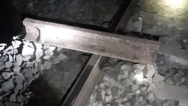 गाजीपुर में रेलवे ट्रैक पर गार्डर रखकर ट्रेन पलटने की कोशिश