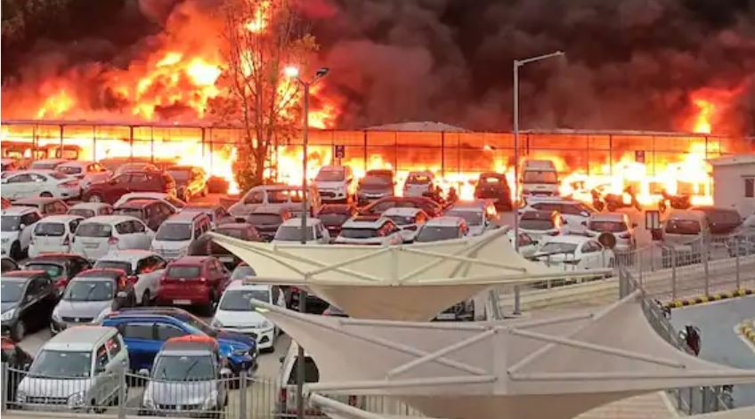 जामिया नगर में पार्किंग में लगी भीषण आग, दर्जनों गाड़ियां जलकर हुई खाक