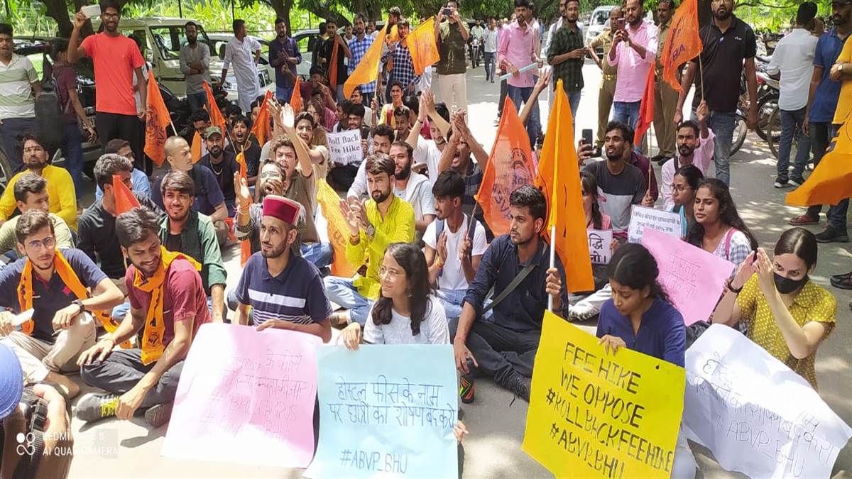 फीस बढ़ाए जाने के विरोध में छात्रों का केंद्रीय कार्यालय पर प्रदर्शन, हिंदी विभाग में भी धरना