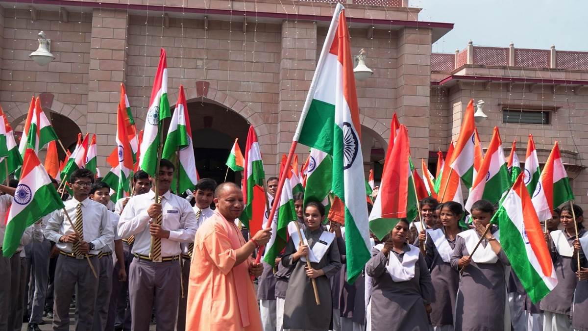 मुख्‍यमंत्री योगी आद‍ित्‍यनाथ ने राष्‍ट्रध्‍वज फहराकर हर घर तिरंगा आभियान का क‍िया शुभारंभ