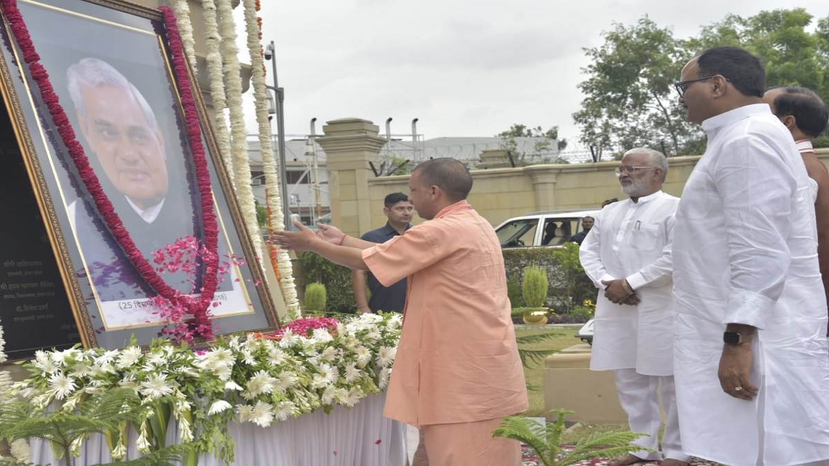 अटल बिहारी वाजपेयी की पुण्य तिथि पर सीएम योगी आदित्यनाथ ने किया नमन