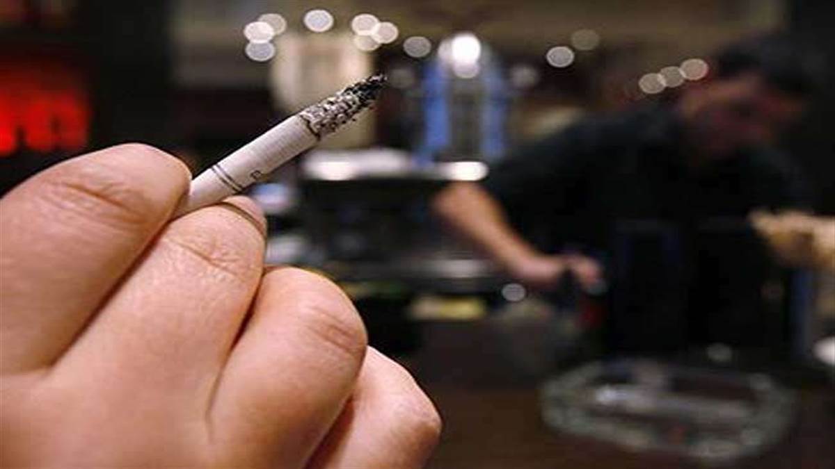 सिगरेट पीने वालों से रहे दूर, धुएं से भी हो सकता है कैंसर! रहें सतर्क