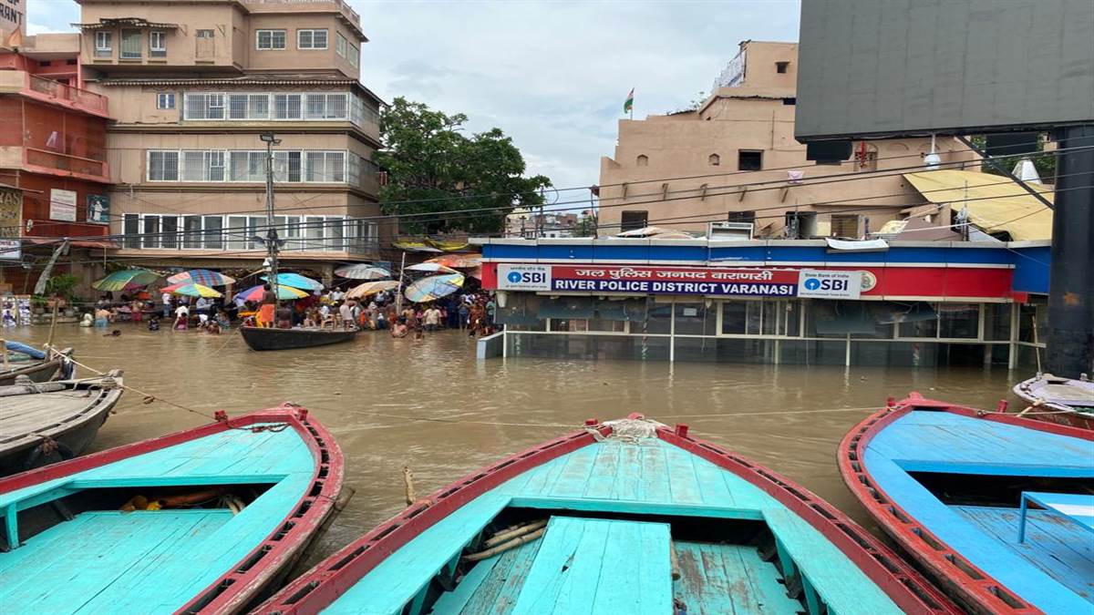 वाराणसी में गंगा का जलस्तर लाल निशान की ओर