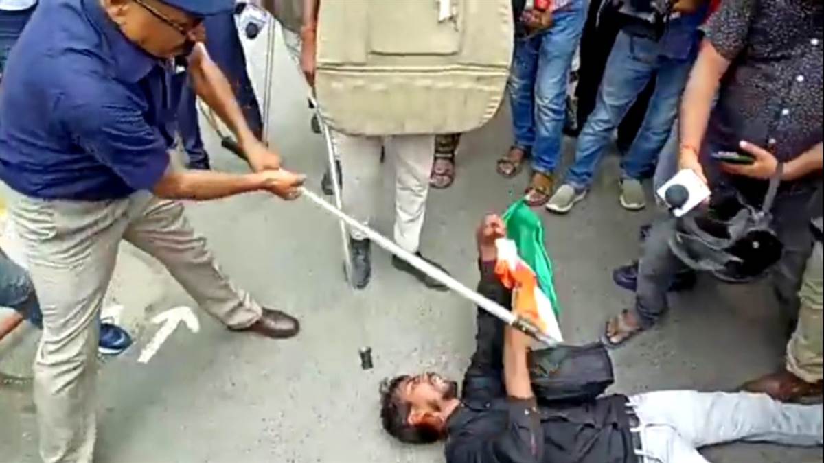 पटना में शिक्षक और अभ्यर्थियों पर जमकर लाठीचार्ज किया गया
