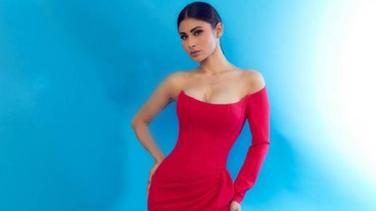 Mouni Roy ने थाई हाई स्लिट ड्रेस में फ्लॉन्ट किए टोन्ड लेग्स,Hotness देख उड़ गयी सबकी होश