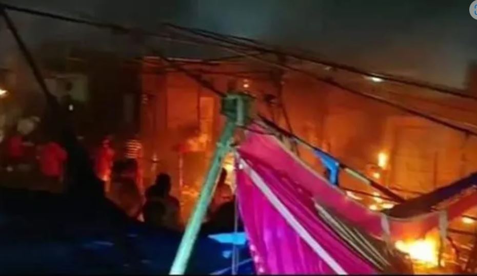 भदोही में दुर्गा पूजा पंडाल में भीषण आग,पांच की मौत 64 घायल