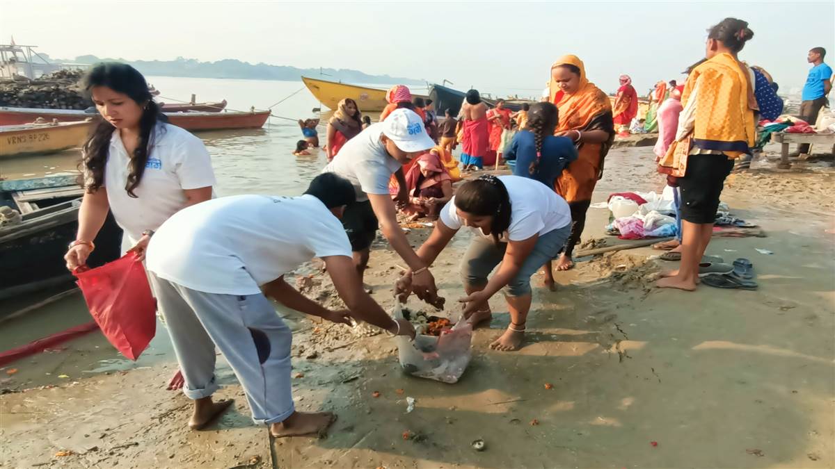 वाराणसी में छठ पूजा के लिए नमामि गंगा की ओर से घाटों को साफ किया गया