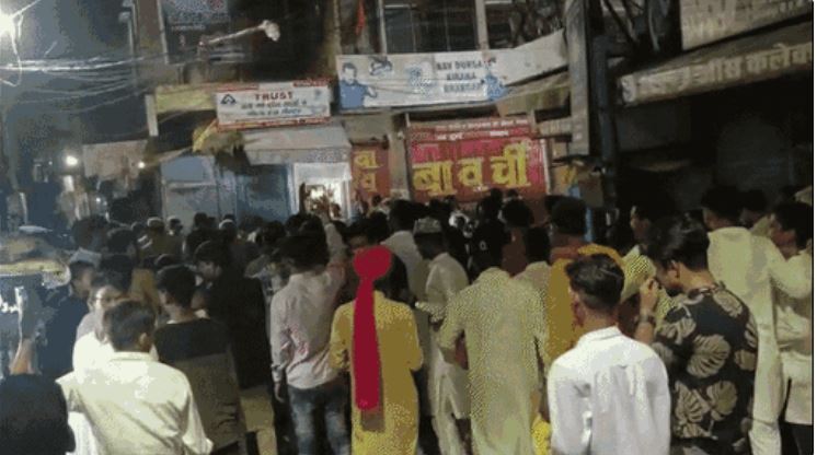 पुलिस के सामने लगे ‘सर तन से जुदा’ के नारे:आजमगढ़ में बारावफात जुलूस में हुड़दंग