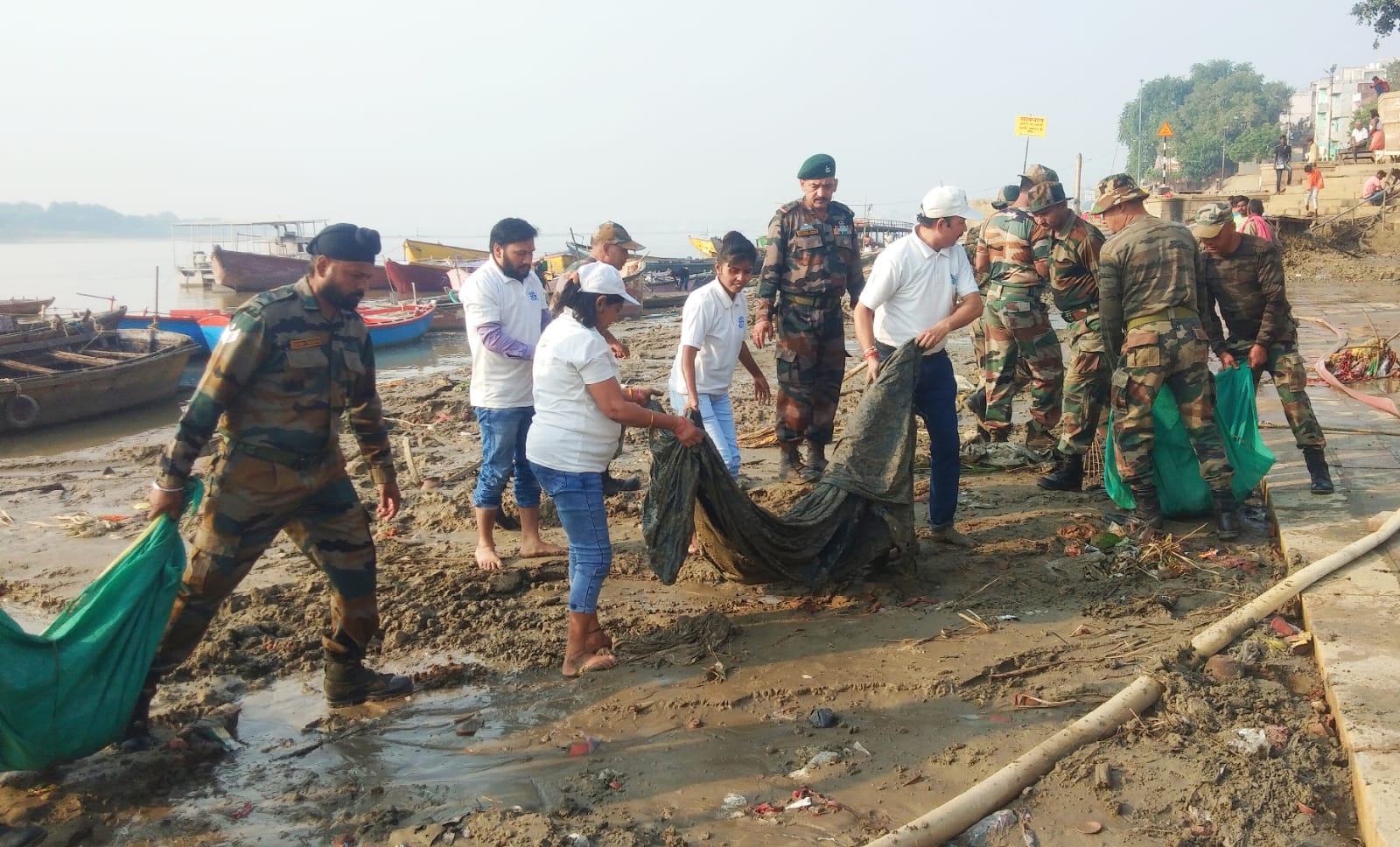 देव दीपावली के पूर्व नमामि गंगे व गंगा टास्क फोर्स के सदस्यों ने कसी कमर, घाटों पर चला स्वच्छता अभियान “