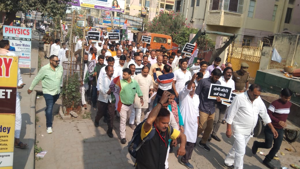 वाराणसी में डेंगू के बढ़ते मामले को लेकर कांग्रेस का प्रदर्शन