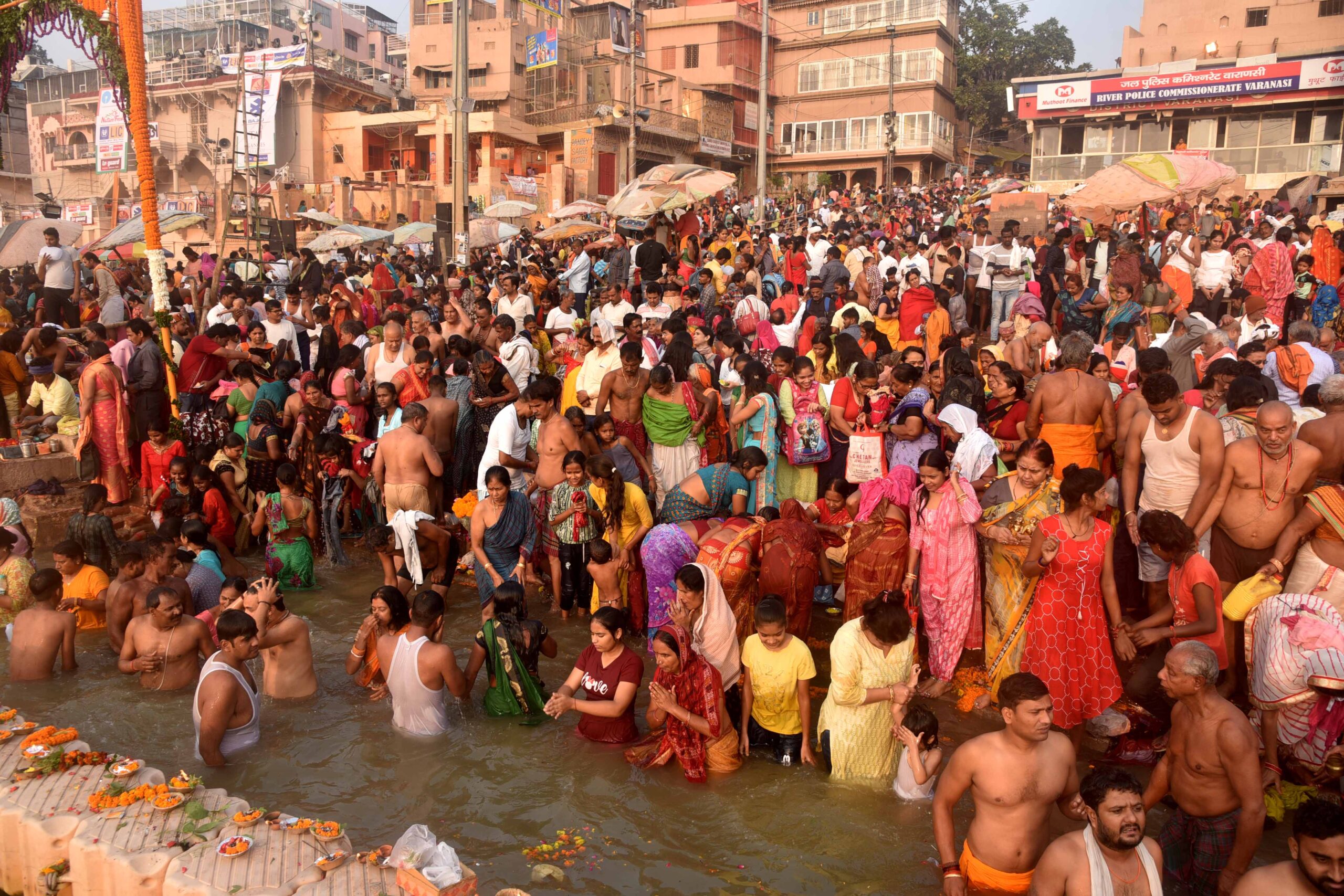 आज विश्वनाथ मंदिर स्थापन सहित बैकुंठ चतुर्दशी की विशेष संयोग