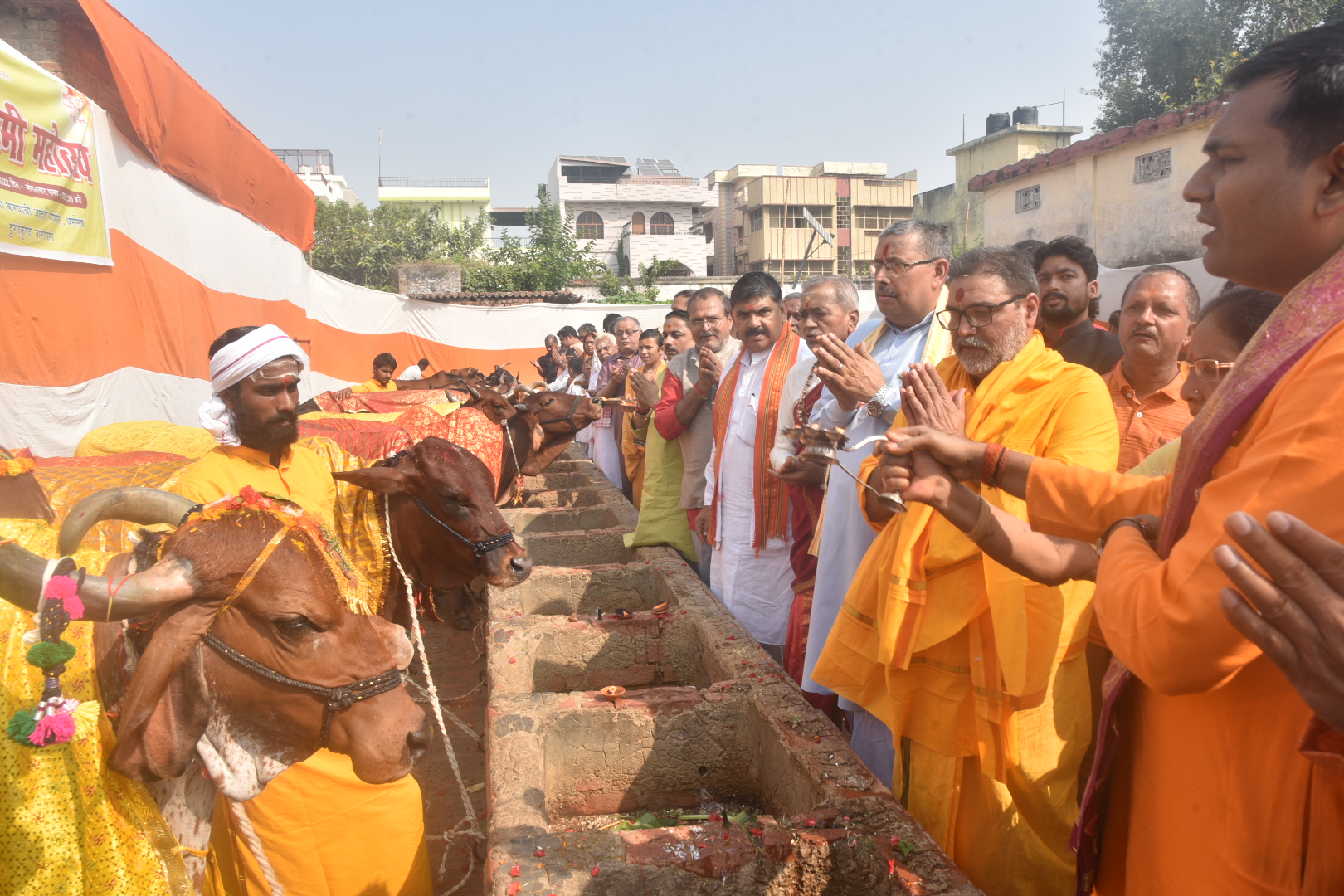 गोपाष्टमी पर गाय माता की वाराणसी में दर्शन-पूजन किया गया