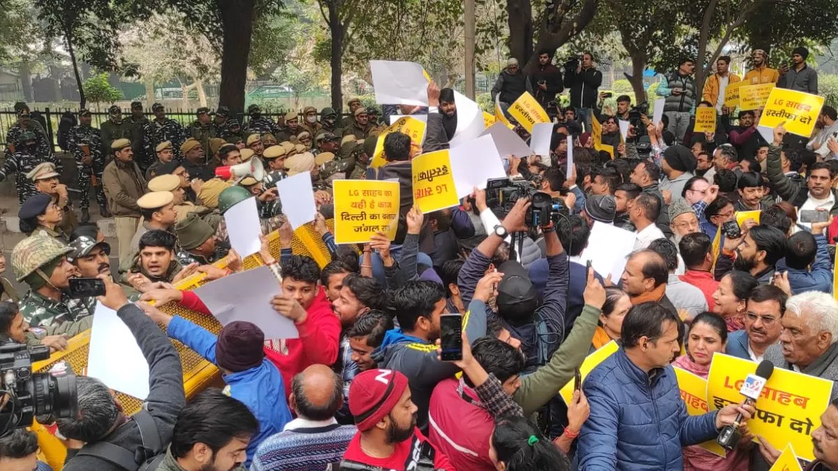 दिल्ली हिट एंड रन केसः एलजी हाउस के करीब AAP कार्यकर्ताओं का प्रदर्शन, कर रहे इस्तीफे की मांग