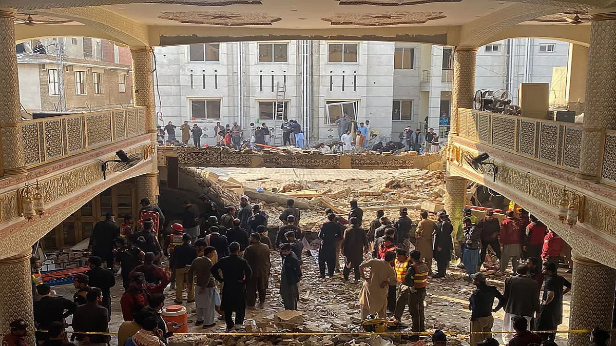 पेशावर में नमाज के बाद मस्जिद में आत्मघाती हमला,28 लोगों की मौत