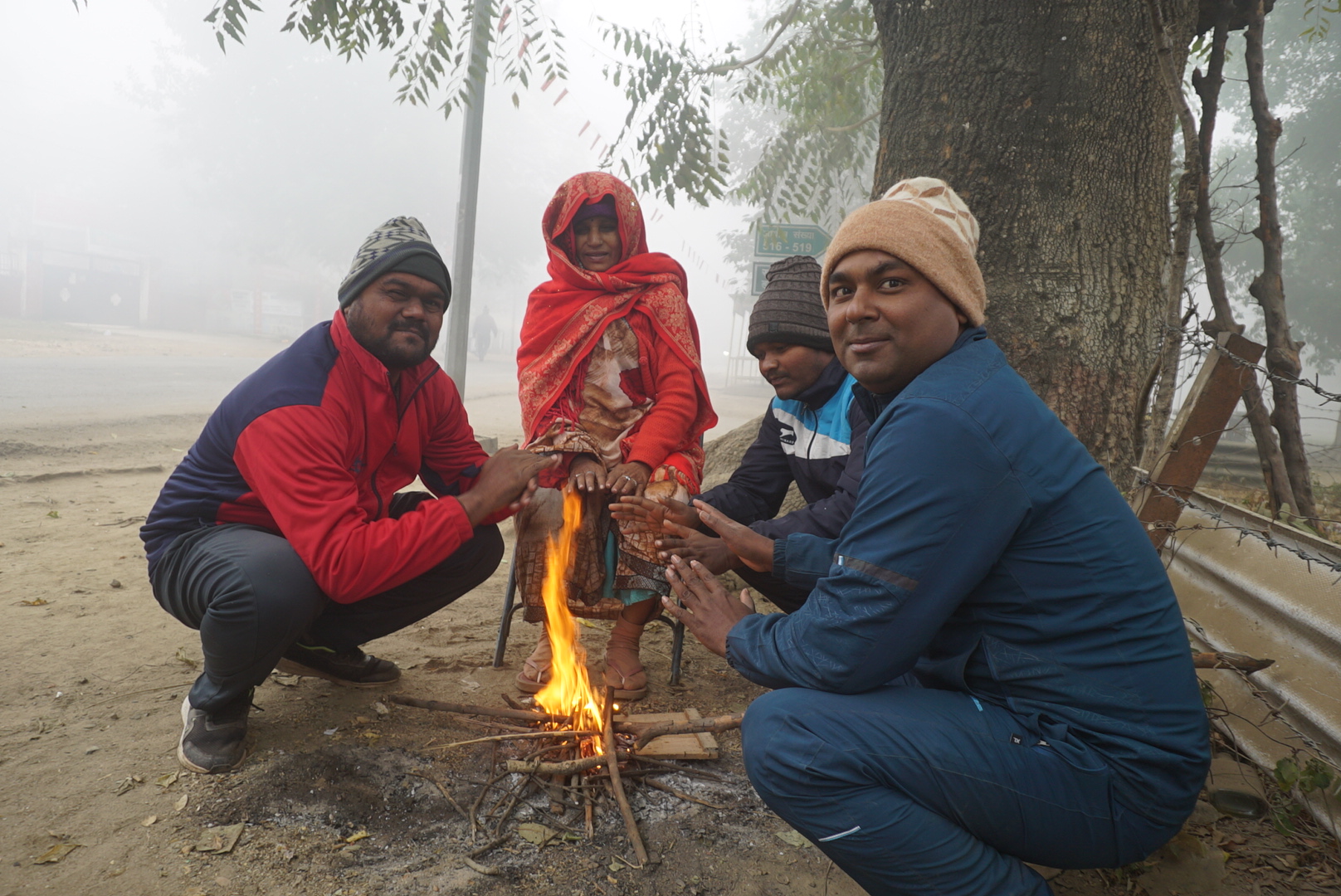 नए साल पर मौसम का बदला मिजाज, वाराणसी में कोहरे और नम हवाओं ने बढ़ाई गलन