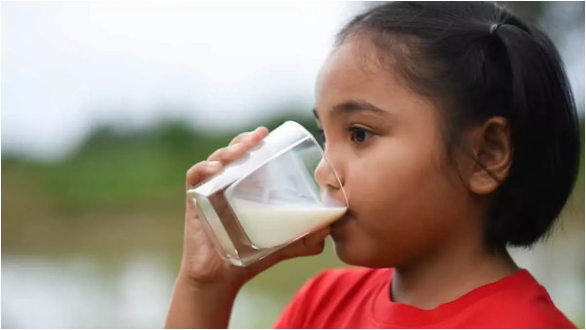 बच्चों को दूध के साथ मिलाकर नहीं देनी चाहिए ये 4 चीज़ें, वरना होंगे गंभीर नुकसान