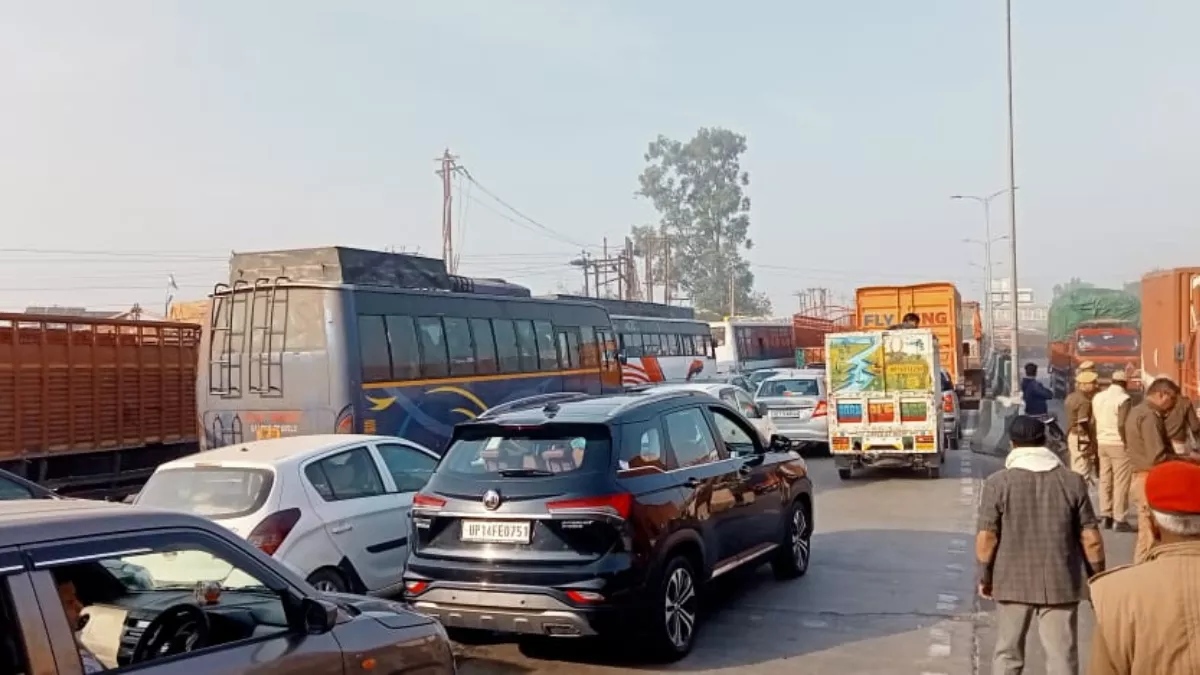 दिल्ली-लखनऊ राष्ट्रीय राजमार्ग पर भीषण जाम, टोल प्लाजा पर लगी लंबी-लंबी लाइनें