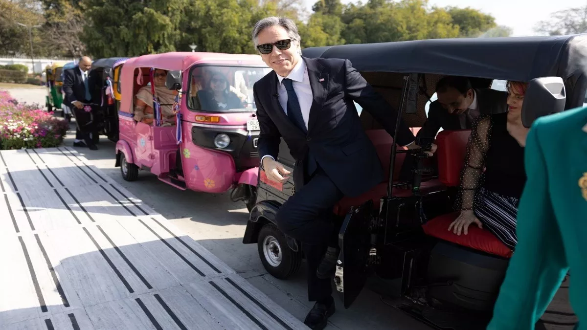 अमेरिकी विदेश मंत्री का दिल्ली में दिखा अलग अंदाज, ऑटो में की सवारी