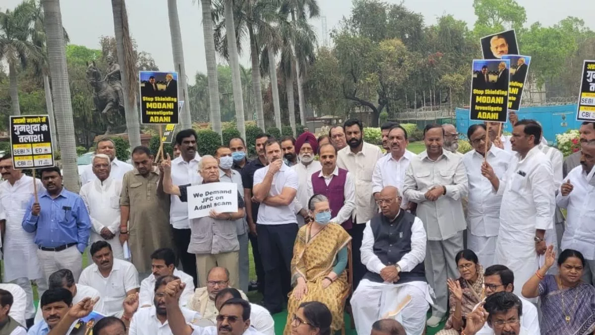 संसद परिसर में धरने पर बैठे राहुल-सोनिया, अदाणी मामले पर प्रदर्शन कर रहा विपक्ष