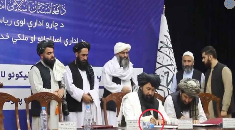 तालिबान कैबिनेट की बैठक में हुई जमकर मारपीट,परीक्षा बोर्ड चेयरमैन ने तोड़ दी उच्च शिक्षा की मंत्री बांह