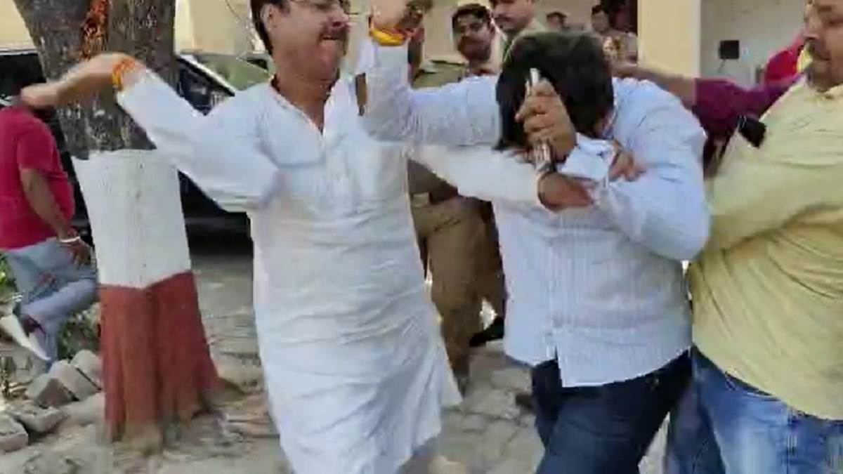 पूर्व सपा विधायक राकेश प्रताप सिंह ने बीजेपी प्रत्याशी के पति को जमकर पिटा