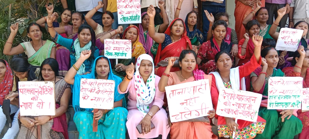 नागेपुर में कुश्ती महिला खिलाड़ियों के समर्थन में धरना प्रदर्शन