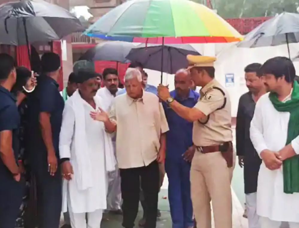 लालू… तेज बारिश…और ‘साहब’ के लिए SDPO के हाथ में छाता,BJP ने खड़े किए सवाल