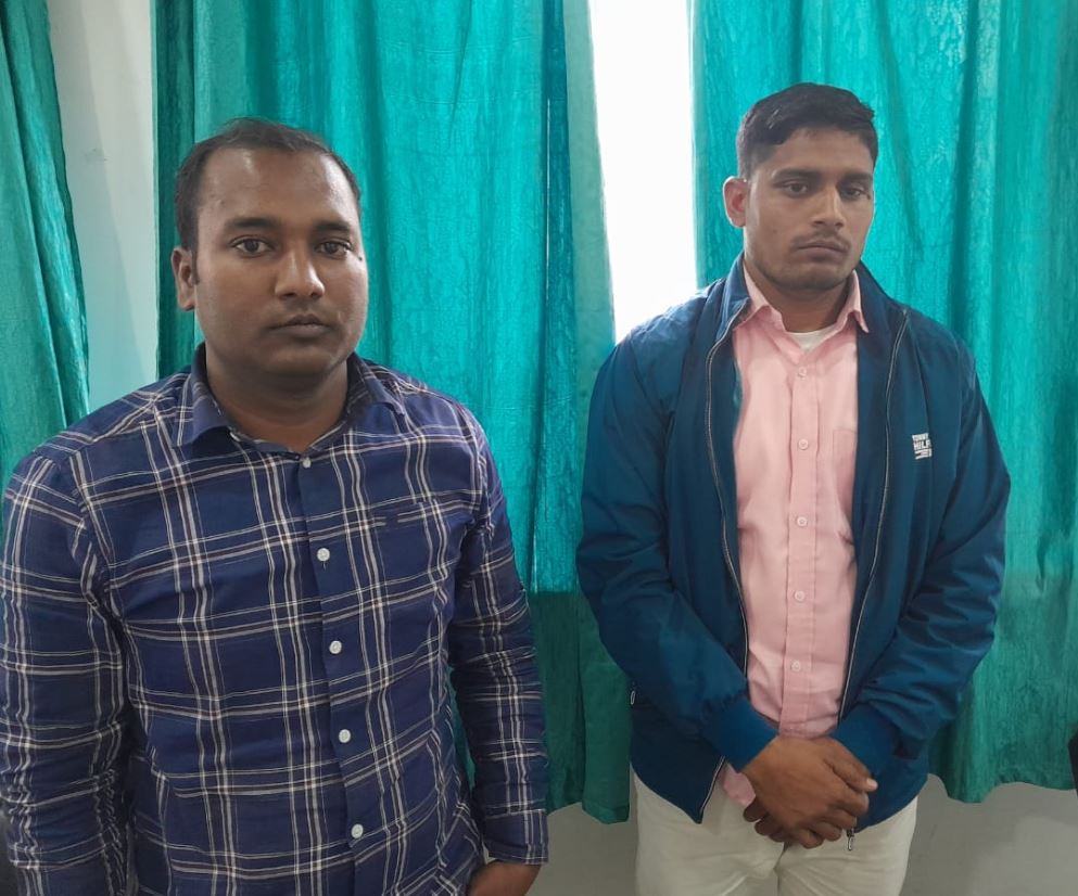 किसान से दस हजार रूपये रिश्वत लेते लेखपाल समेत दो गिरफ्तार