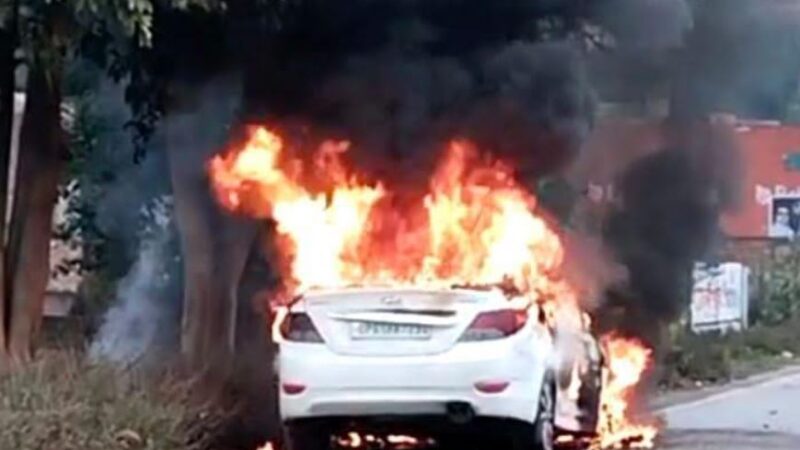 सड़क पर चलती कार में लगी आग,दोनों सुरक्षित