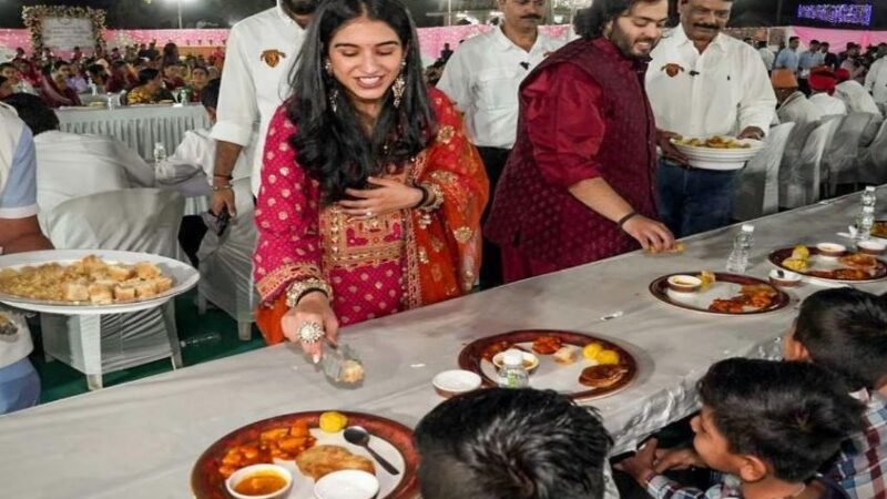 शादी से पहले अंबानी परिवार ने 60,000 लोगों को खिलाया खाना