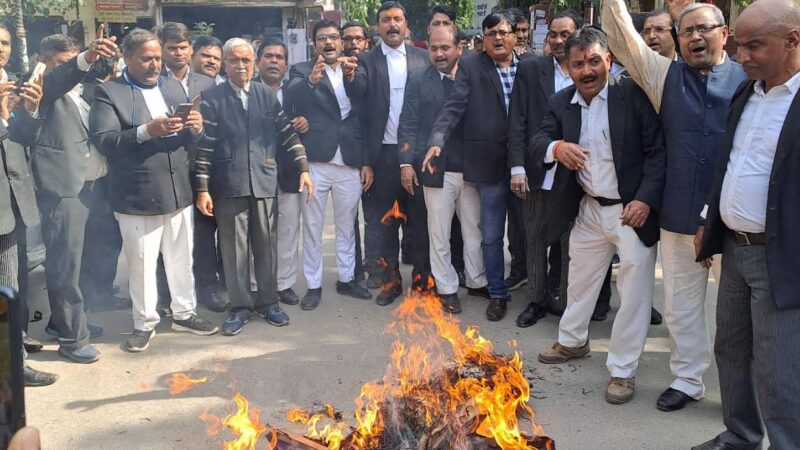 खलनायक फ़रार,पत्रकार गिरफ़्तार। बंगाल की घटना व पत्रकार उत्पीड़न के विरोध में सीएम ममता बनर्जी का पुतला दहन
