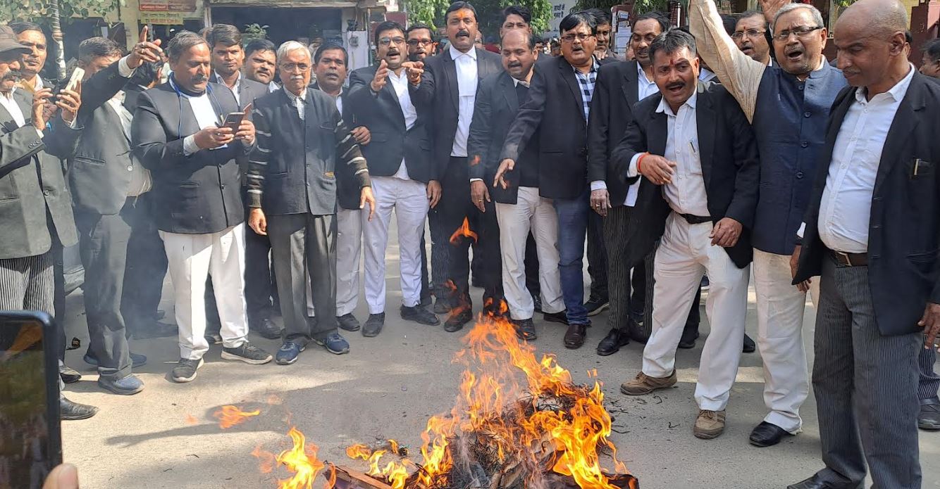 खलनायक फ़रार,पत्रकार गिरफ़्तार। बंगाल की घटना व पत्रकार उत्पीड़न के विरोध में सीएम ममता बनर्जी का पुतला दहन