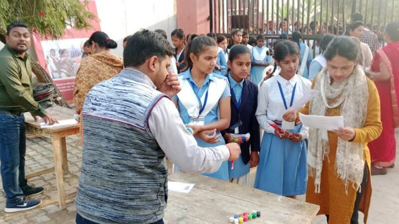 कड़ी सुरक्षा के बीच शुरू हुईं यूपी बोर्ड की परीक्षाएं, पहले दिन ही 3116 ने छोड़ दिया इम्तिहान