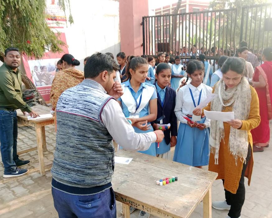 कड़ी सुरक्षा के बीच शुरू हुईं यूपी बोर्ड की परीक्षाएं, पहले दिन ही 3116 ने छोड़ दिया इम्तिहान
