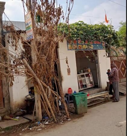 मकानों और दुकानों के दरवाजे पर होलिका लगाने से रोष