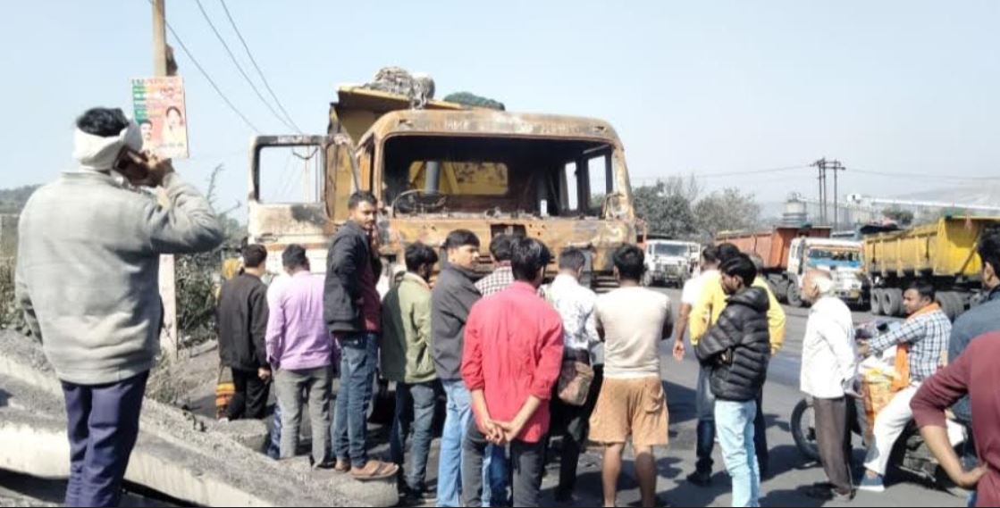 अज्ञात कारण से ट्रेलर में लगी आग चालक की जलकर हुई मौत