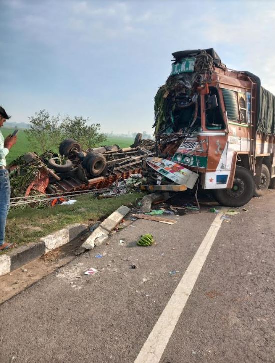 दो ट्रकों की आमने-सामने भिडंत में एक की मौत तीन घायल