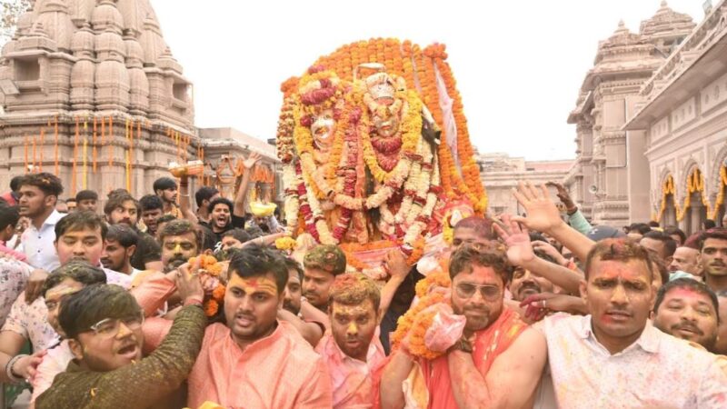 रंगभरी एकादशी पर महादेव एवं मां गौरा की शोभायात्रा मंदिर परिसर में धूमधाम से निकाली गई