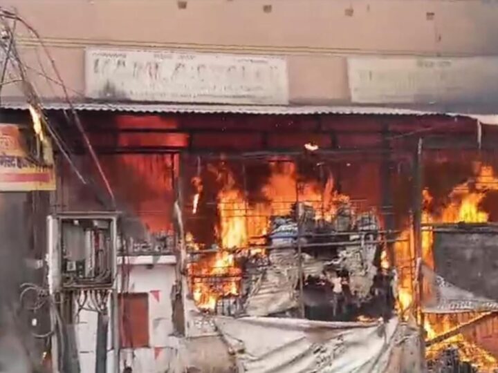 शार्ट सर्किट से लगी पुस्तक की दुकान में आग,लाखों का हुआ नुकसान