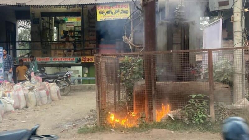 बिजली के खंबा और ट्रांसफार्मर में लगी आग,राजातालाब इलाके की बिजली गुल,11 हजार की लाइन विद्युत लाइन जलकर टूटा