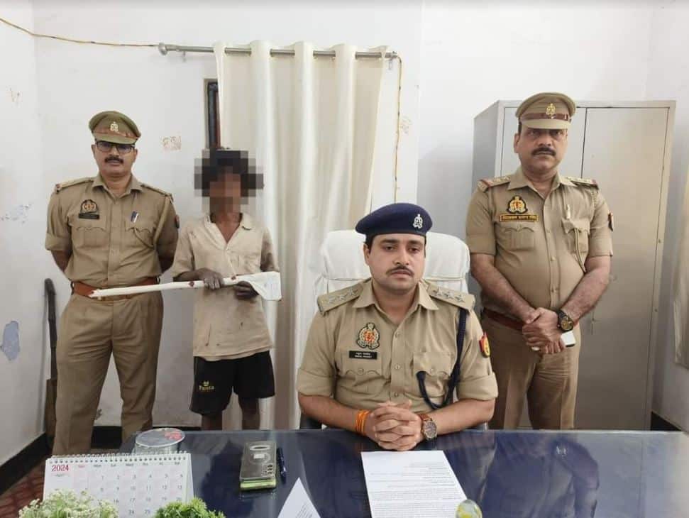 डाला सोनभद्र- स्थानीय चोपन थाना क्षेत्र के अंतर्गत लोहिया कुंड पनारी में बिते सोमवार के शाम को हुई हत्या के आरोपी को चोपन पुलिस ने चौबीस घंटे के अंदर गिरफ्तार कर भेजा जेल