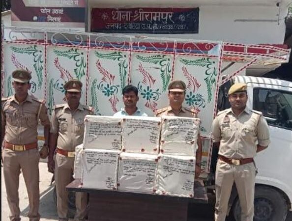 चार पहिया वाहन एवं शराब सहित अभियुक्त गिरफ्तार दारू की 20 पेटियां बरामद