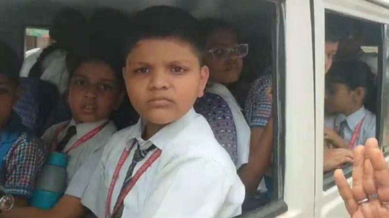 भूसे की तरह गाड़ी में ठूसकर ढोये जा रहे थे नामी गिरामी स्कूल के बच्चें,वाहन किया गया सीज़