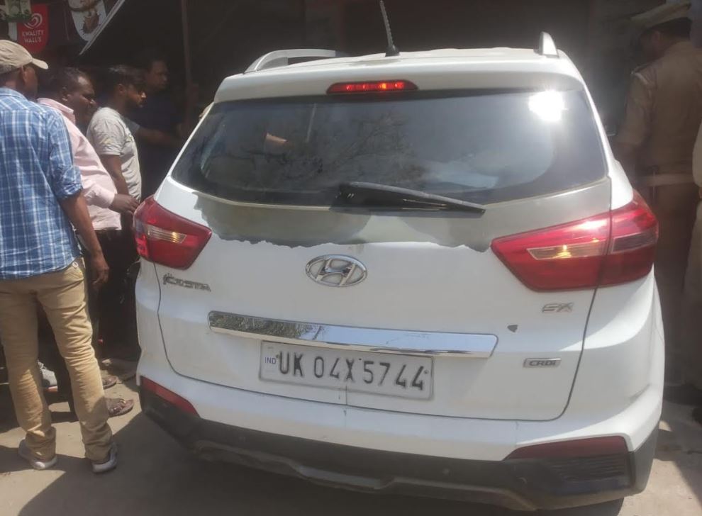 अनियंत्रित कार घुसी जनरल स्टोर के दुकान में