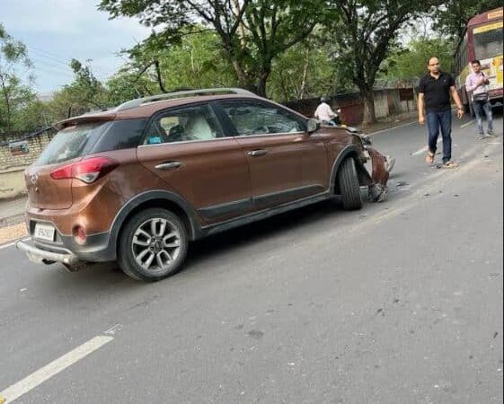 रोड़वेज बस ने कार को मारी टक्कर कार चालक घायल