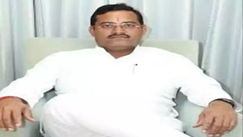 सपा को बड़ा झटका,गौरीगंज विधायक राकेश प्रताप सिंह के भाई समेत 11 नेता बीजेपी में शामिल