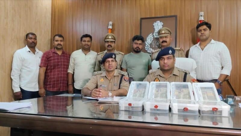 यात्री का रूपयों से भरा बैग लेकर भागने वाला आटो चालक गिरफ्तार,बरामद हुआ 15.50 लाख
