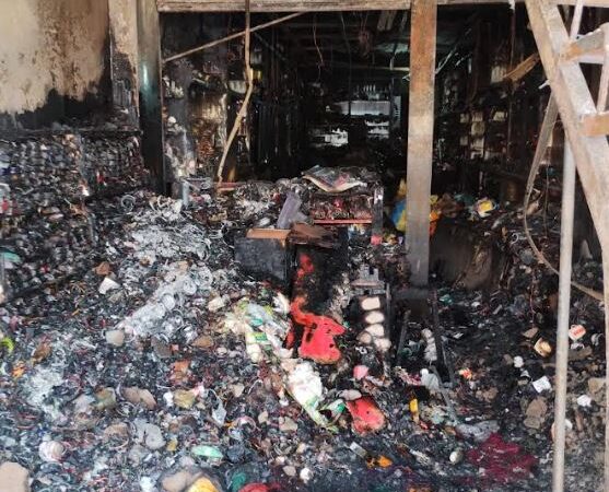 कपड़ा और कास्मेटिक की दो मंजिले दुकान में लगी भीषण आग में लाखों सामान खाक